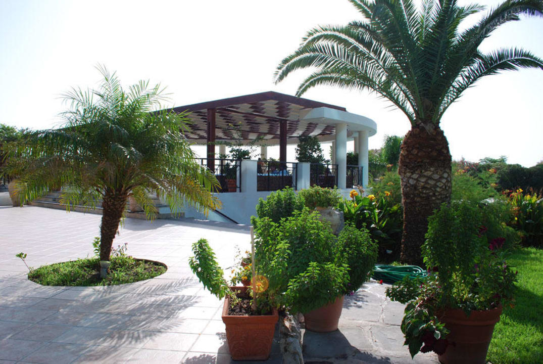 Schattiger Chill out-Bereich über den Pools Hotel Calypso Beach