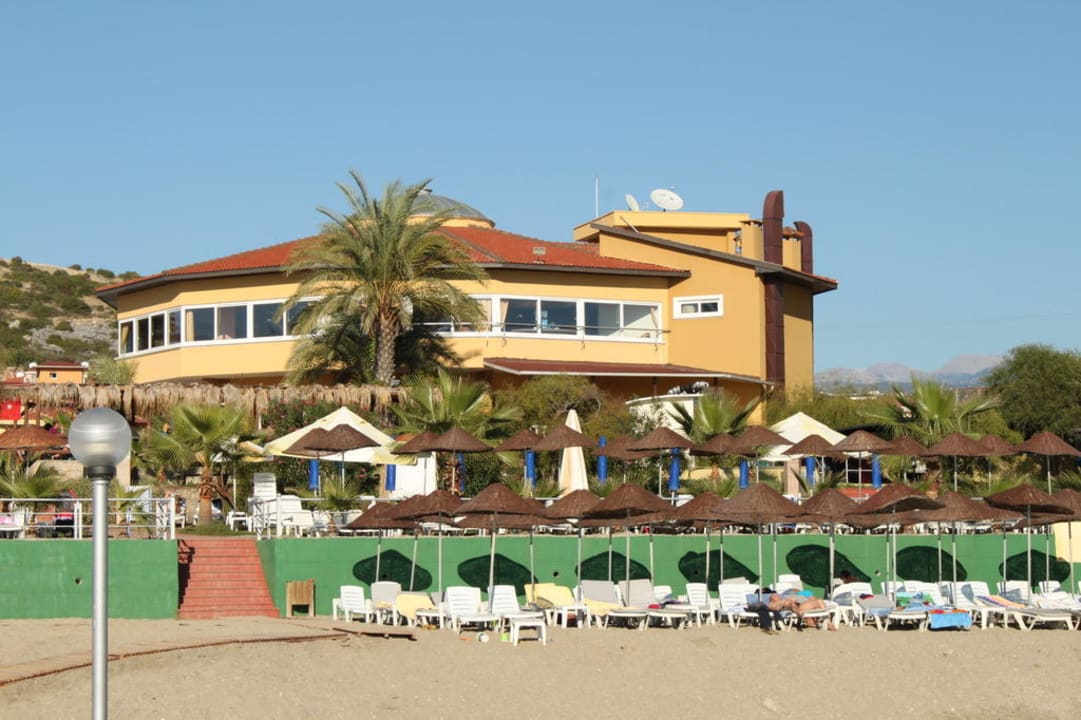 Blick auf den Strand und das Hauptrestaurant  Club Dizalya