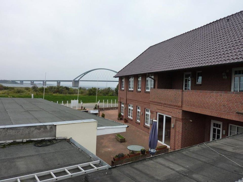 Fehmarnsundbrücke im Hintergrund Fährhaus Fehmarnsund