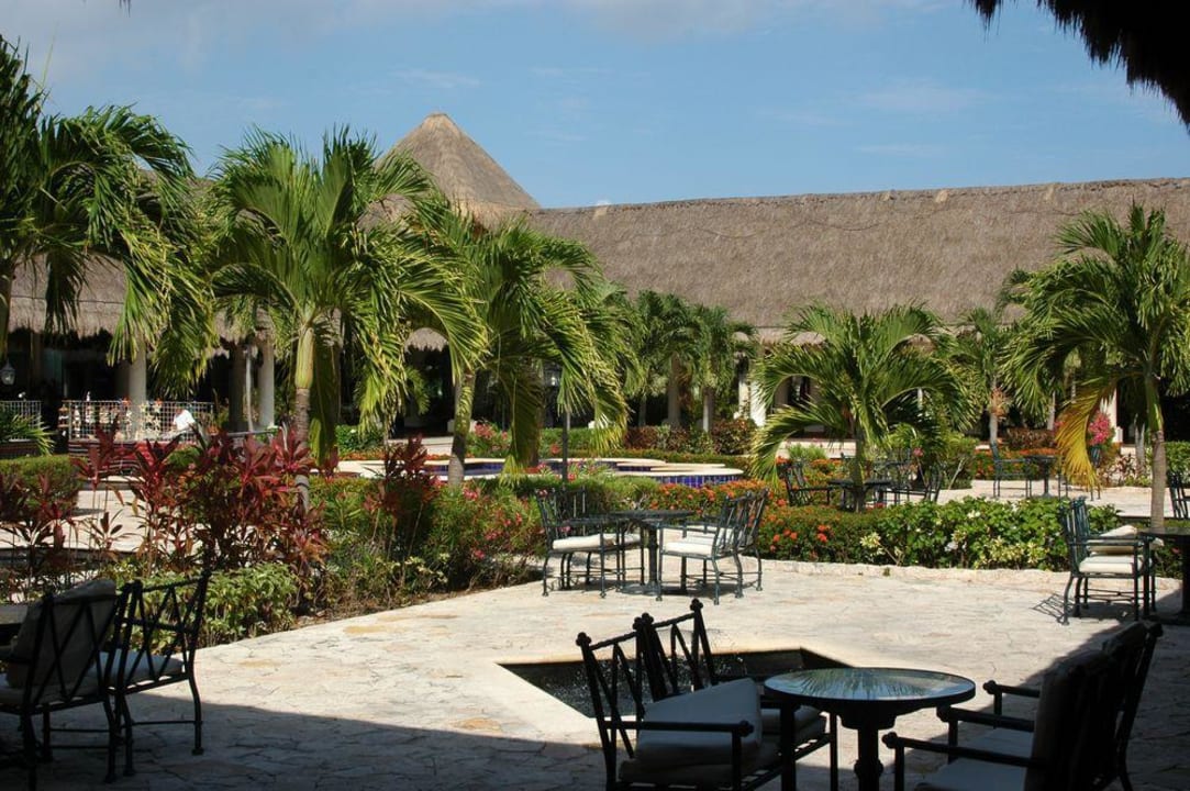 Innenhof neben der Lobby Grand Palladium Select White Sand Resort & Spa