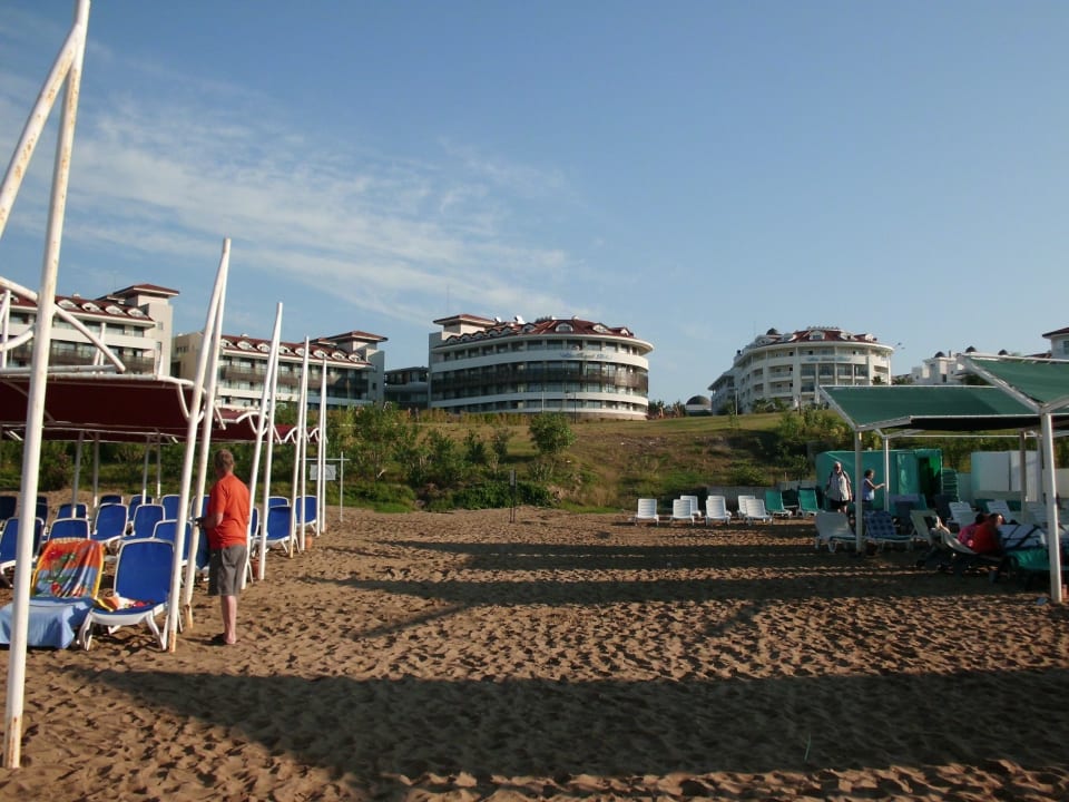 Blick vom Strand zum Hotel Alba Queen Hotel