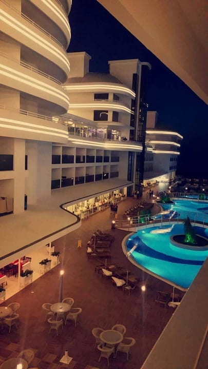 Ausblick aus unserem Zimmer abends Laguna Beach Alya Resort & Spa Hotel