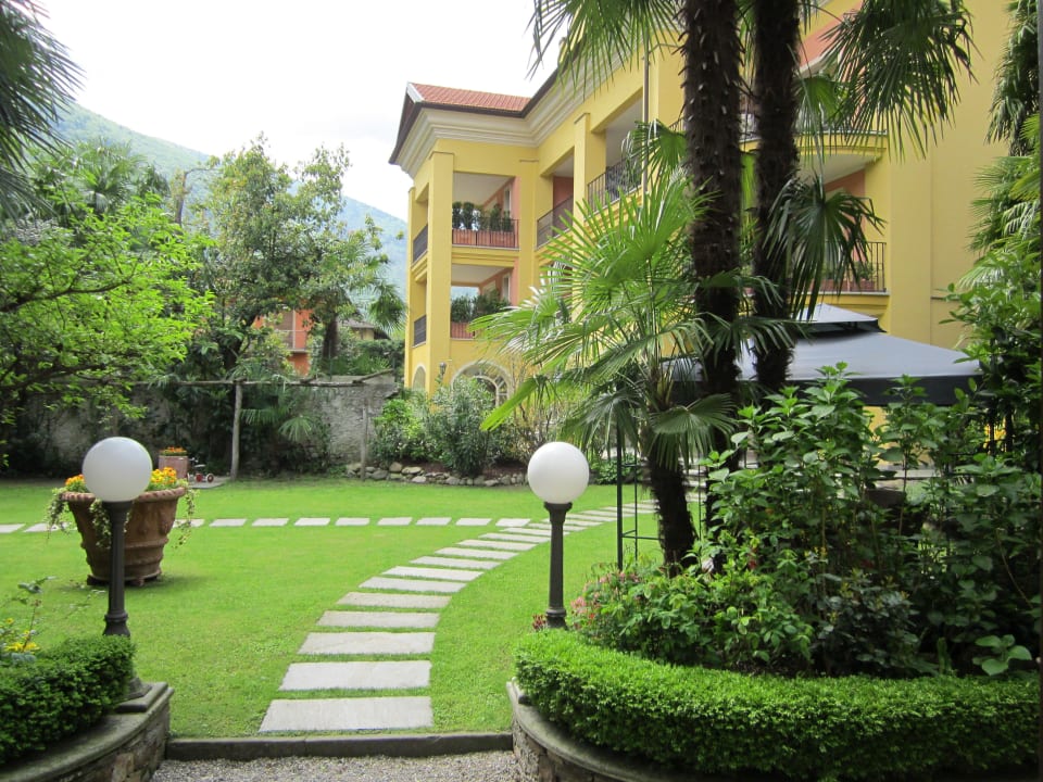 Blick vom Altbau zum Neubau  Villa Palmira