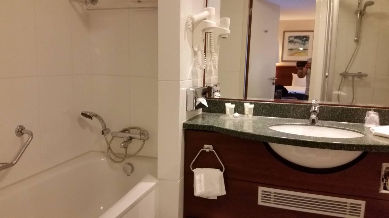 Geräumiges Badezimmer mit Wanne und Dusche Hotel Courtyard by Marriott Amsterdam Airport