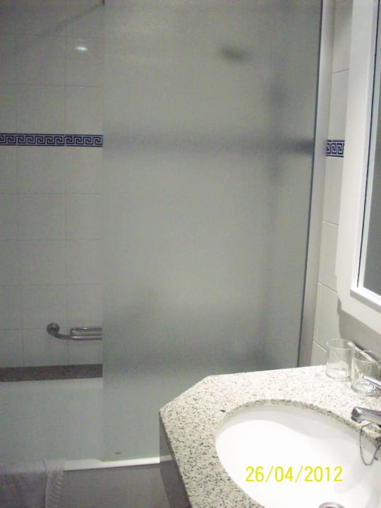 Bad Becken, Badewanne mit Duschwand BAHÍA SUITES CAMP DE MAR