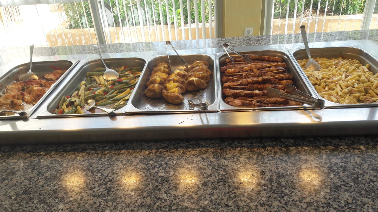 Mittagessen links die beiden bilder von einem tag Anissa Beach & Village