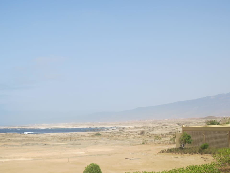 Geröll und Sand außerhalb der Anlage Wyndham Garden Salalah Mirbat