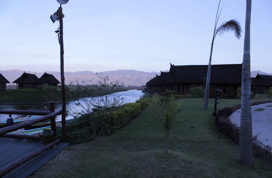 Blick über den See Pristine Lotus Spa Resort