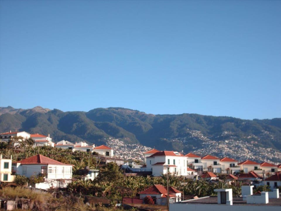 Ausblick auf die Berge und Häuser Hotel Madeira Panoramico