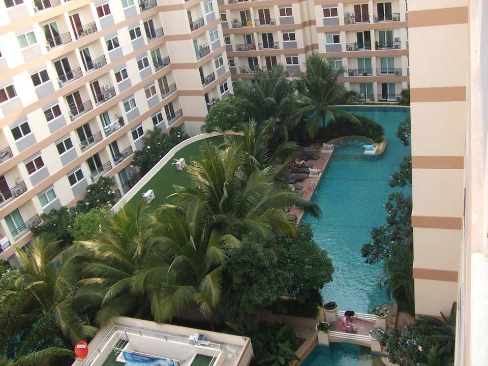 Blick auf Pool und Gebaeude Park Lane Apartment By Pattaya Capital Property