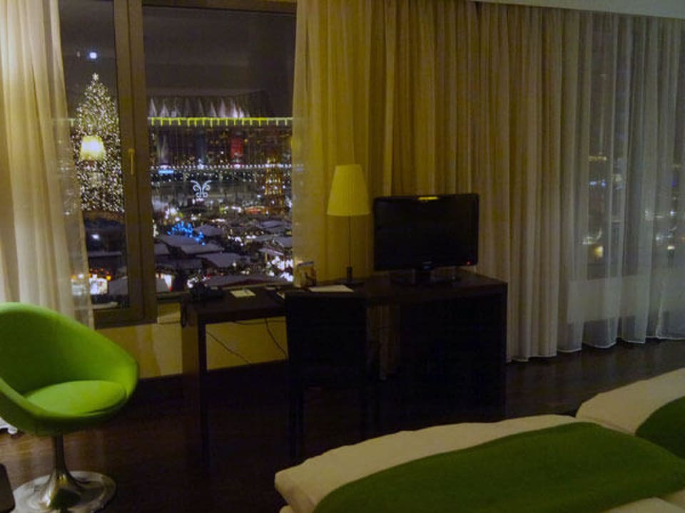 Blick vom Zimmer auf den Markt NH Collection Dresden Altmarkt