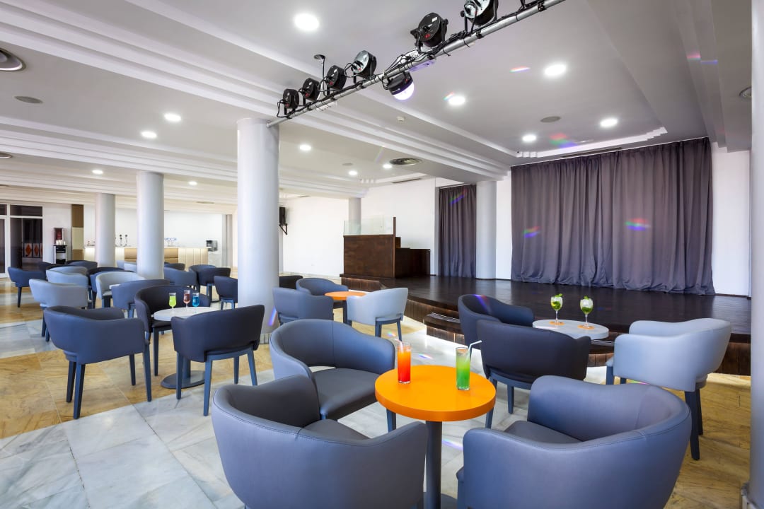 Entertainment Hall Chatur Playa Real Resort