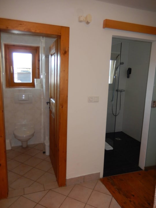 Zimmer 16, WC und Bad/Dusche Hotel Berau