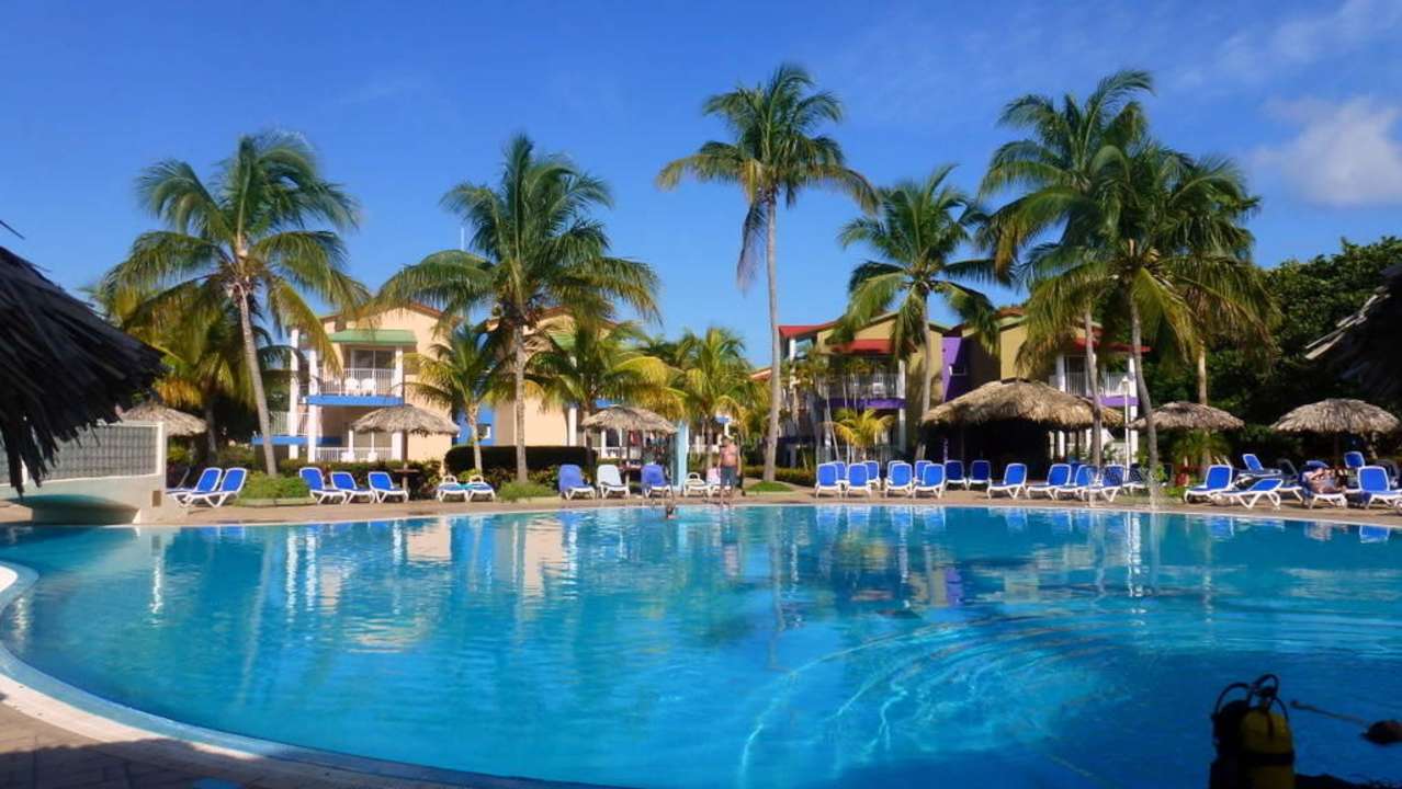 Hauptpool inmitten der Bungalows Iberostar Origin Taínos