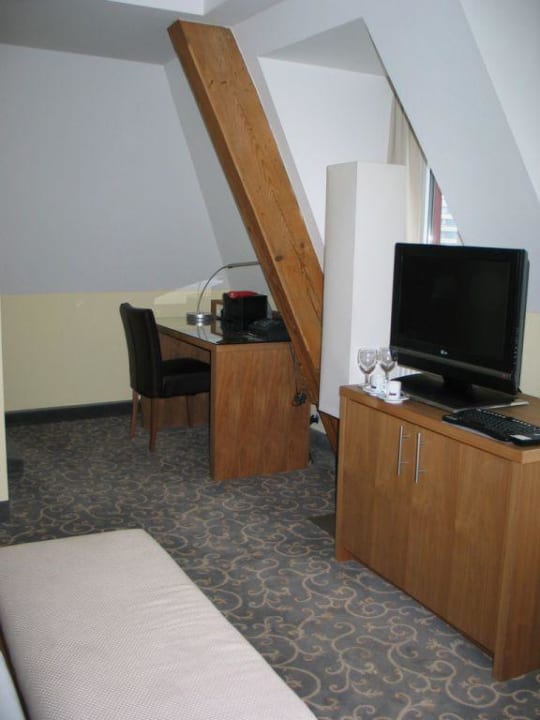 Schreibtisch und TV Hotel Weisses Kreuz