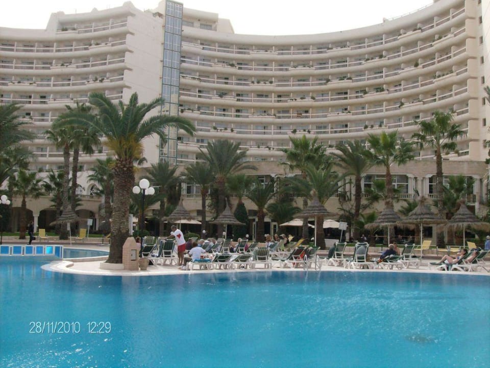 Poolblick aufs Hotel Riadh Palms Resort & Spa