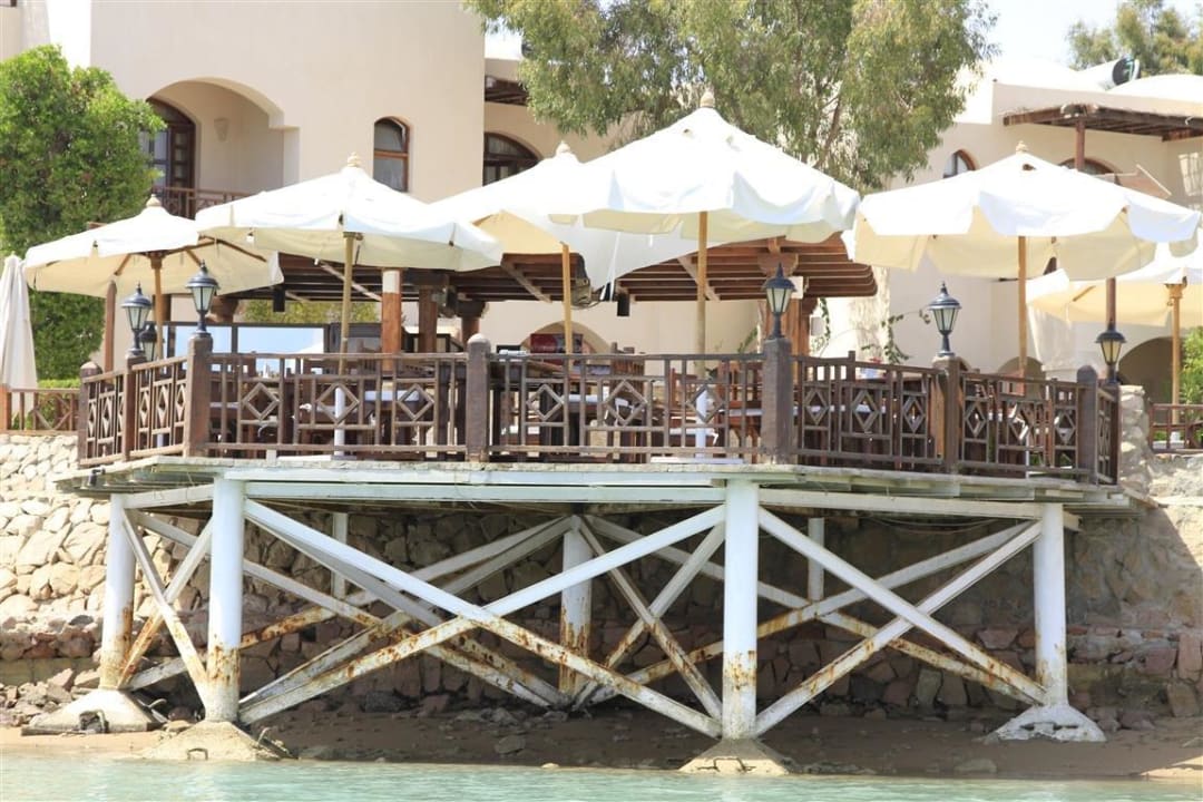 Die Poolbar vom Wasser aus Sultan Bey Hotel, El Gouna