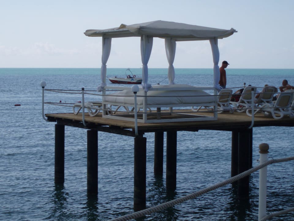 Pavillon auf dem Steg Royal Wings Hotel