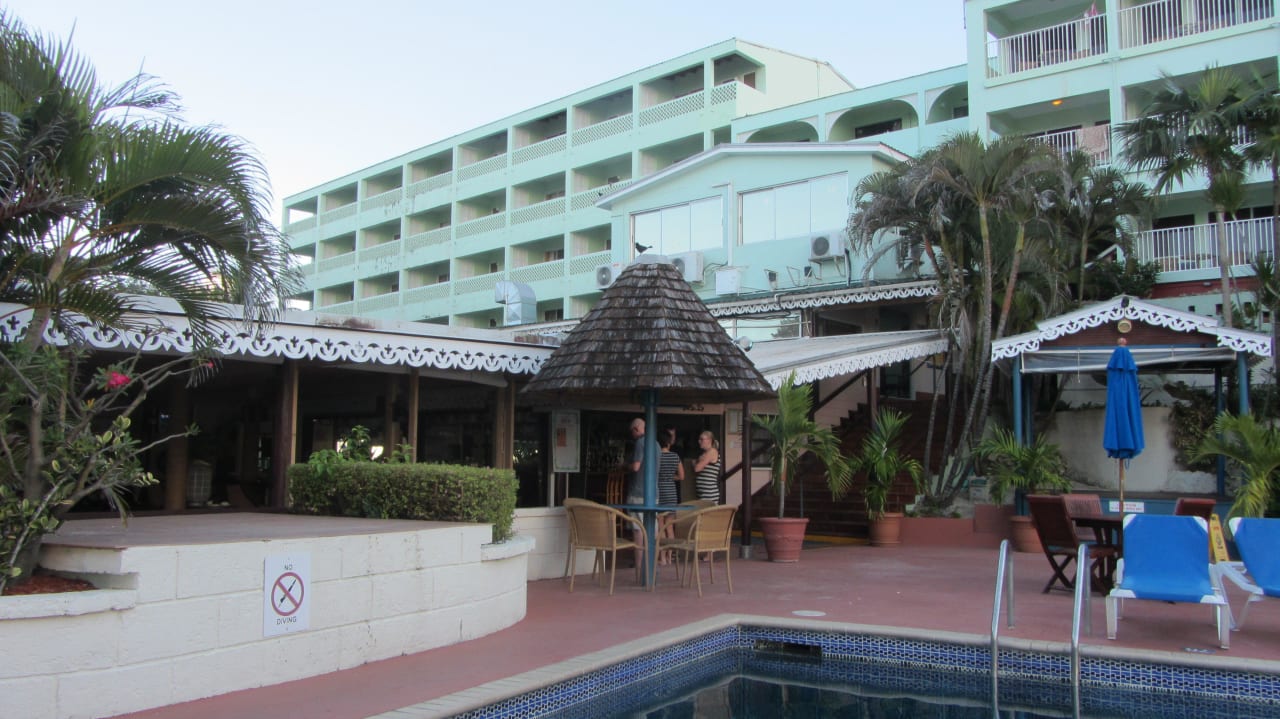 Pool und Restaurant Coconut Court Beach Hotel