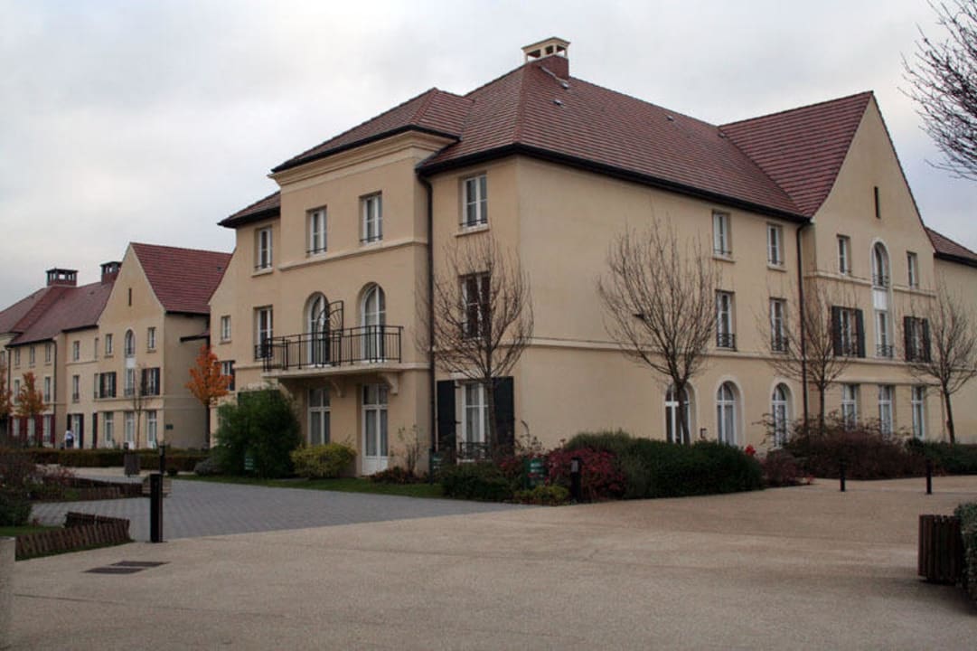 Kyriad Hotel von außen Campanile Val de France