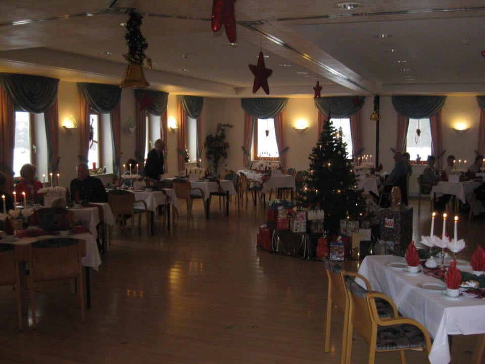 Blick in den weihnachtlich geschmückten Raum Naturhotel Lindenhof