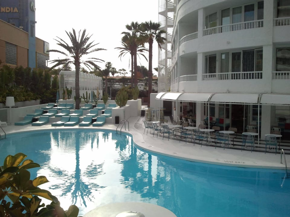 Blick von der Straße auf das Hotel und den Pool Hotel Gold by Marina