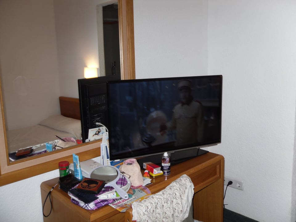 Großer Fernseher, aber keinen Platz Globales Playa Santa Ponsa