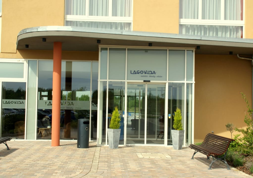 Hoteleingang LAGOVIDA Ferienresort am Störmthaler See