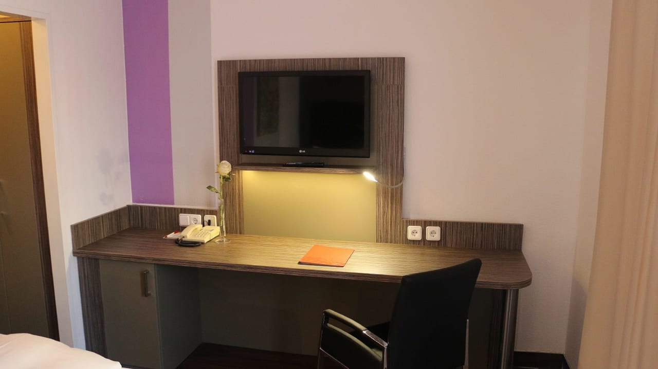 Schreibtisch und TV Cascada Central Hotel Rheine