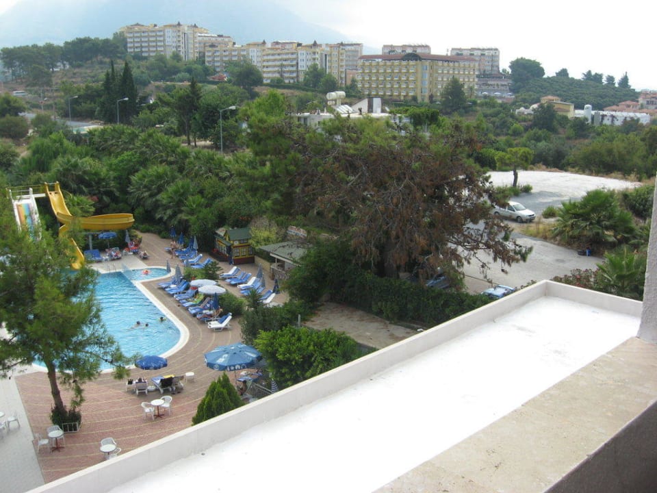 Вид из окна холла на противоположную сторону Hotel Akropol