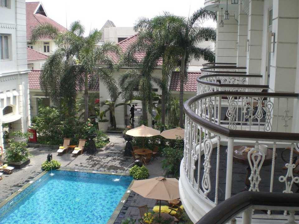 Blick auf den Pool aus dem 2. Stock The Phoenix Hotel Yogyakarta