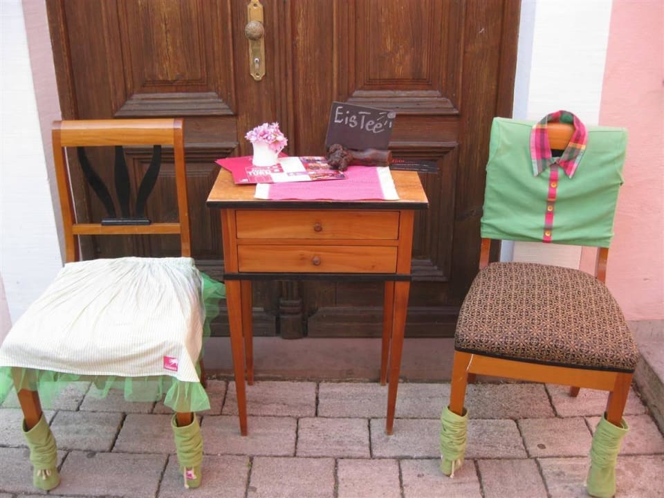 Art Deko vor dem Haus  Hotel Turmdieb