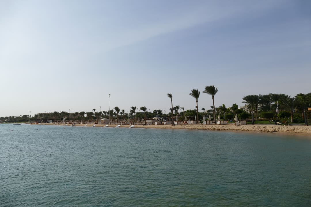Strand sehr sauber, das Wasser glasklar Steigenberger ALDAU Beach Hotel