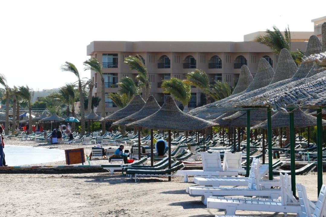 Strand mit Haupthaus Giftun Azur Resort