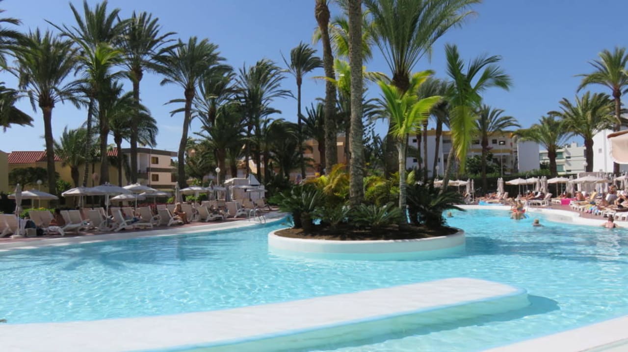 Schön angelegter Pool Hotel Riu Palace Palmeras