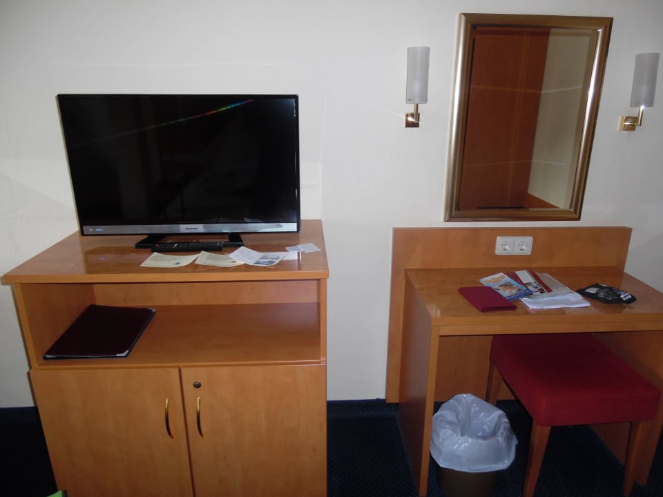 TV und Schreibtisch BSW Schwarzwaldhotel Baiersbronn