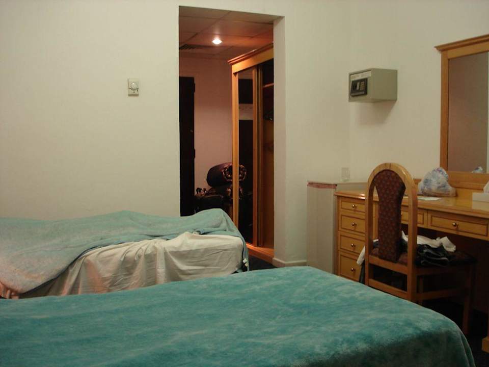 Zimmer vom Fenster nach innen fotografiert Beach Hotel Sharjah