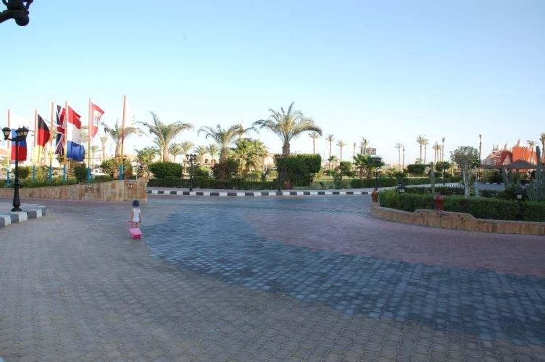 Przed hotelem Titanic Resort & Aqua Park