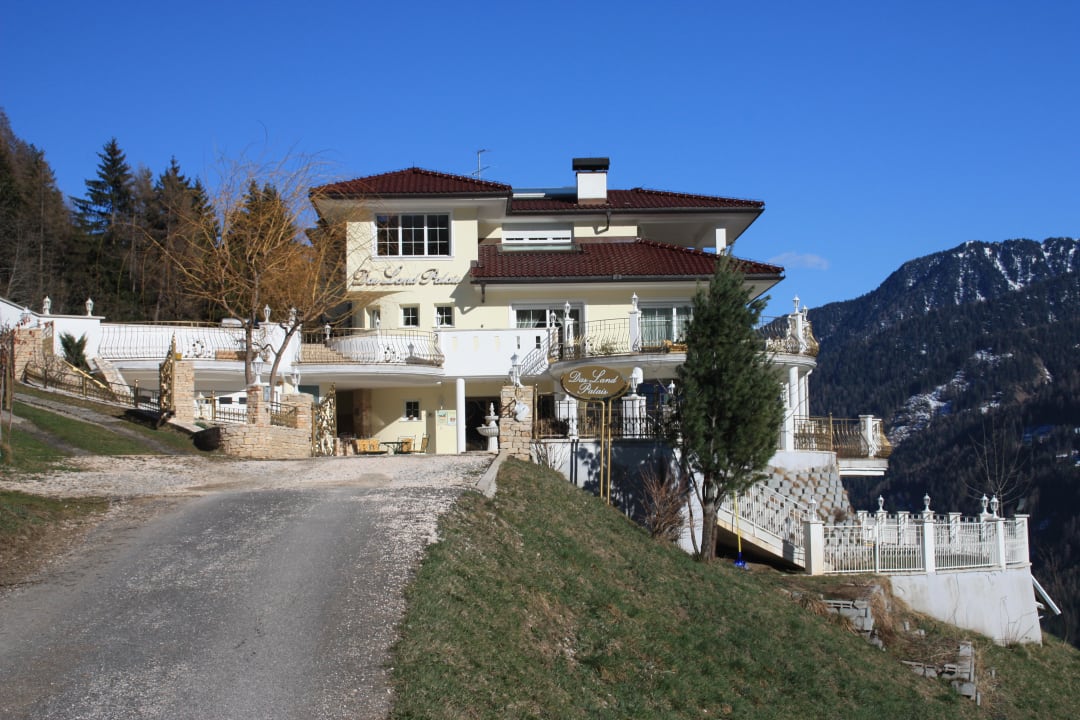 Zufahrt zum Hotel Das Land-Palais