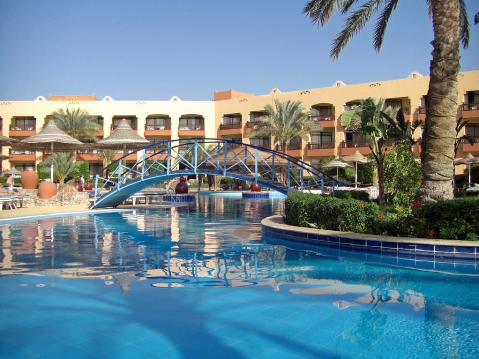 Pool beim Hauptgebäude Hotel Nubian Village