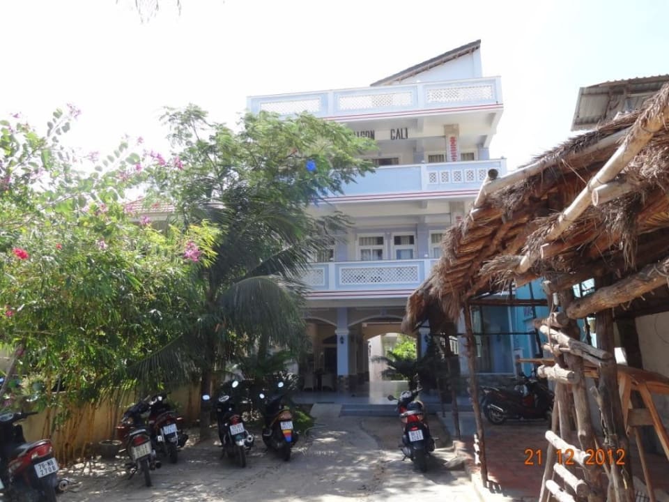 Eingang zur Lobby von der Straße Saigon Cali Resort Mui Ne