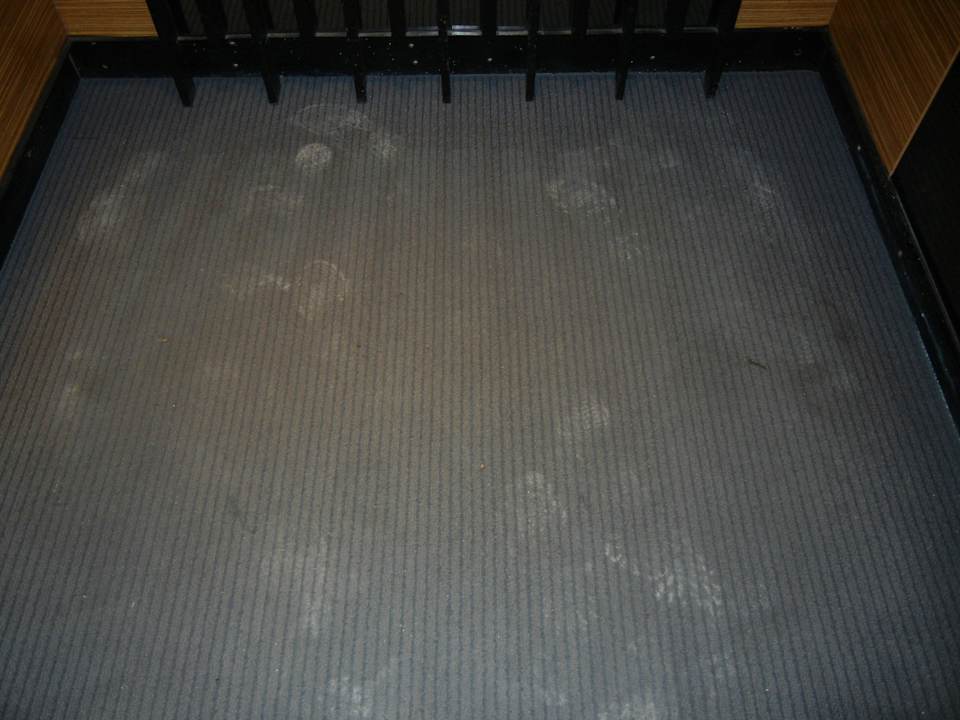 Schmutziger Teppichboden im Lift des 5-Sterne-Haus JC Kevin Sathorn Bangkok Hotel