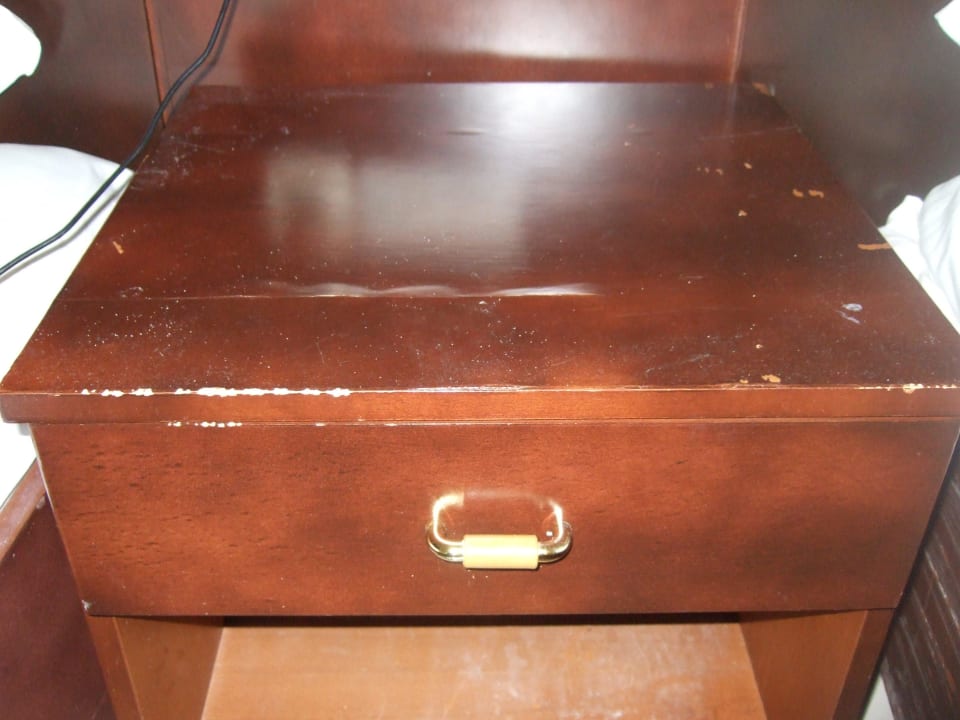 Nachttisch alles wellt sich, Verletzungsgefahr  El Mouradi Club Kantaoui