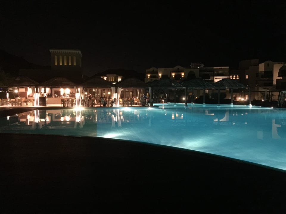 Pool am Abend  Miramar Al Aqah Beach Resort