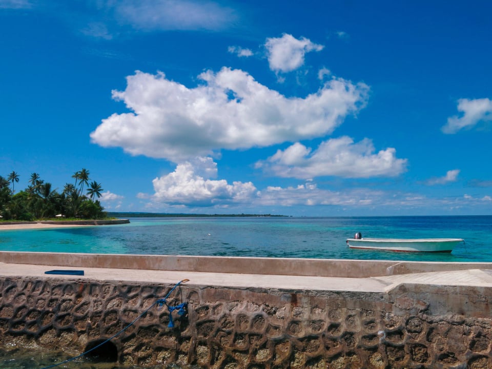 Anlegesteg vom Wasser aus Wakatobi Dive Resort