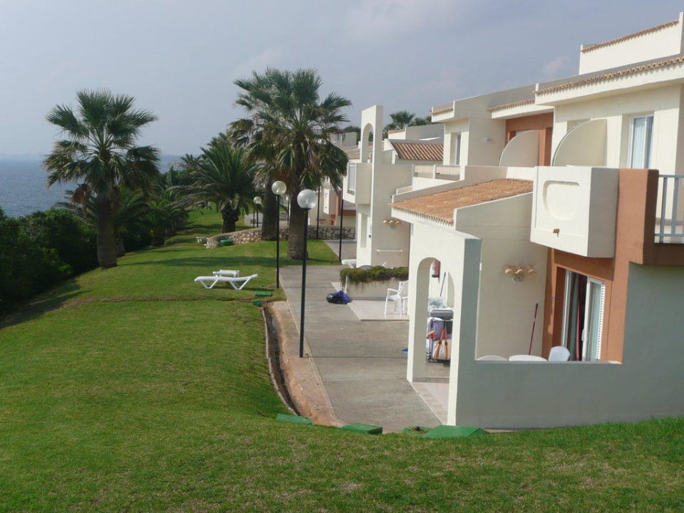 Schöne Gartenanlage blau punta reina