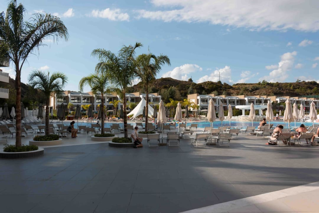 Links ab Mittags Schatten ... rechts Sonne Princess Andriana Resort & Spa