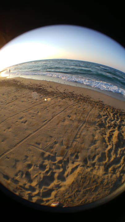 Der Strand am Abend Anissa Beach & Village