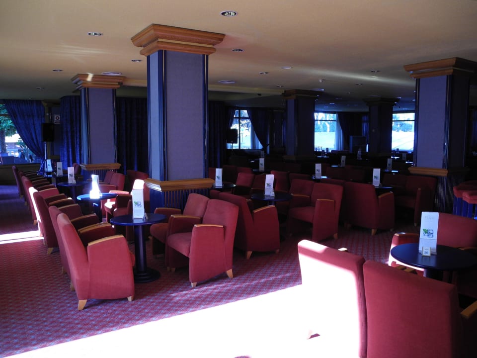 Aufenthalts- und Animationsraum mit Bühne und Bar Hotel Riu Festival