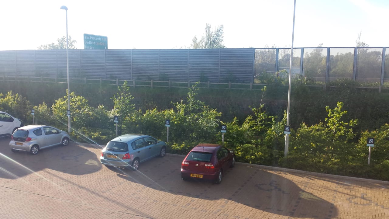 Blick nach hinten (zur Autobahn)  Travelodge Cambridge Orchard Park